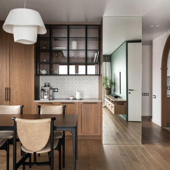 Московская квартира с изолированной кухней от известного дизайнера