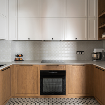 Московская квартира с изолированной кухней от известного дизайнера